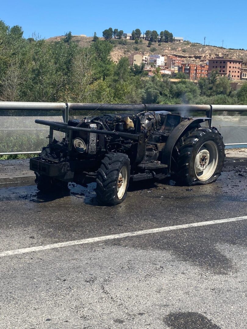 tractor incendiado