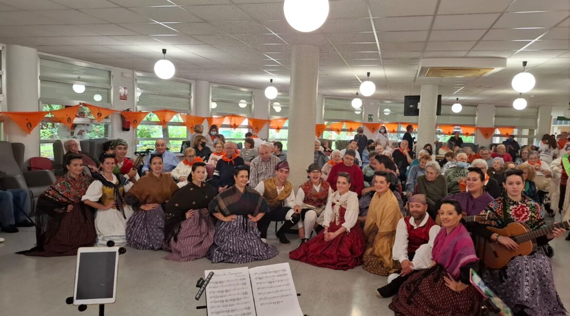 Rondalla y autoridades visitan las residencias el día de la Virgen del Pilar