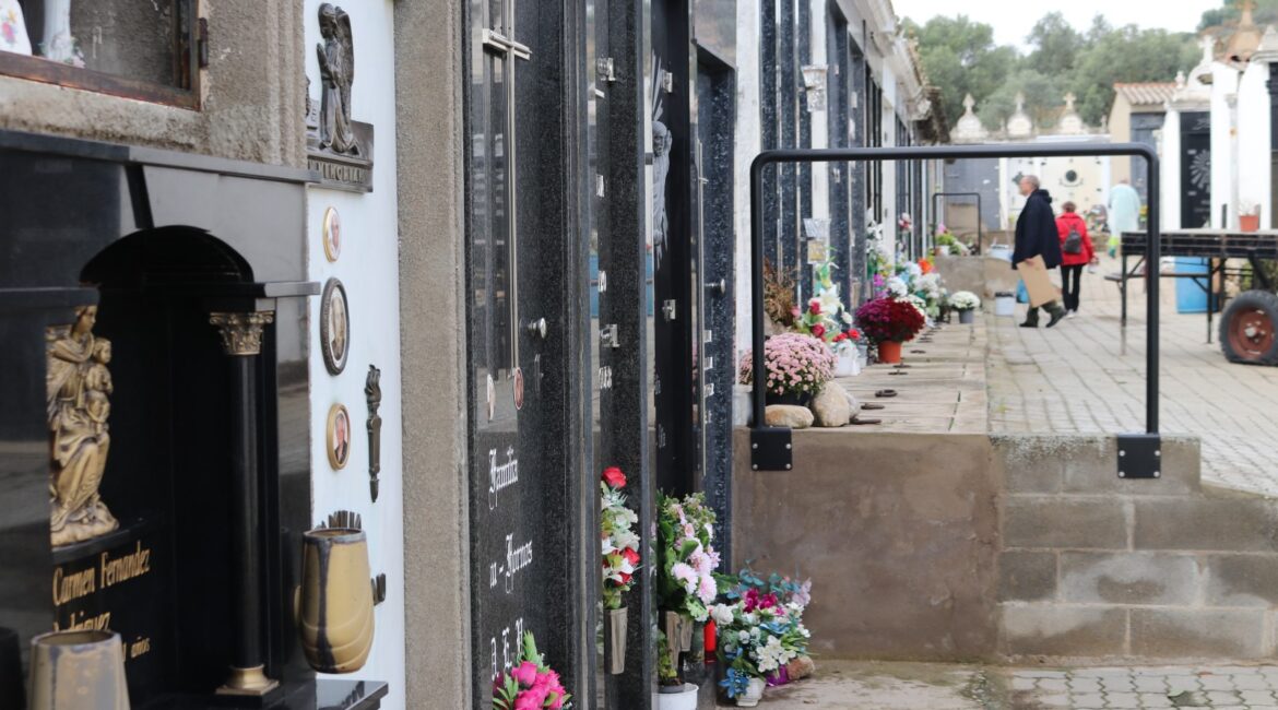 Mequinenza instala barandillas en el cementerio y repara los daños causados por un robo en los baños