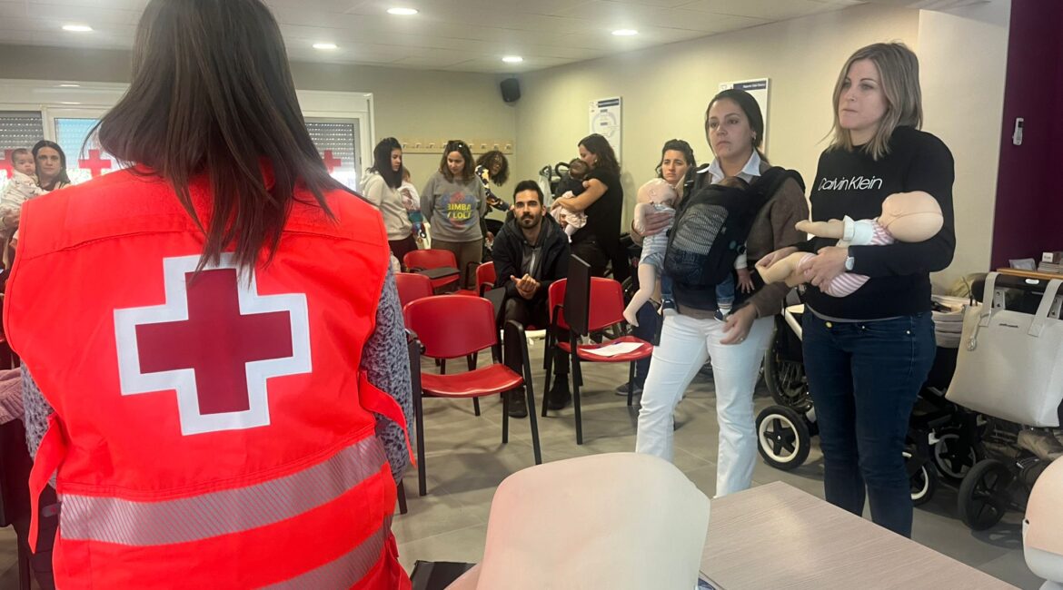 Éxito de participación y aforo completo en el Curso de Primeros Auxilios para bebés en Fraga