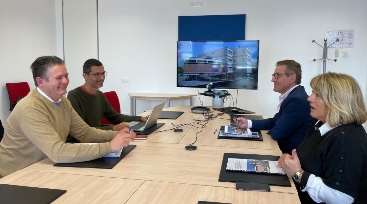 El alcalde de Fraga presenta a la consejera de educación el proyecto para recuperar el San José de Calasanz