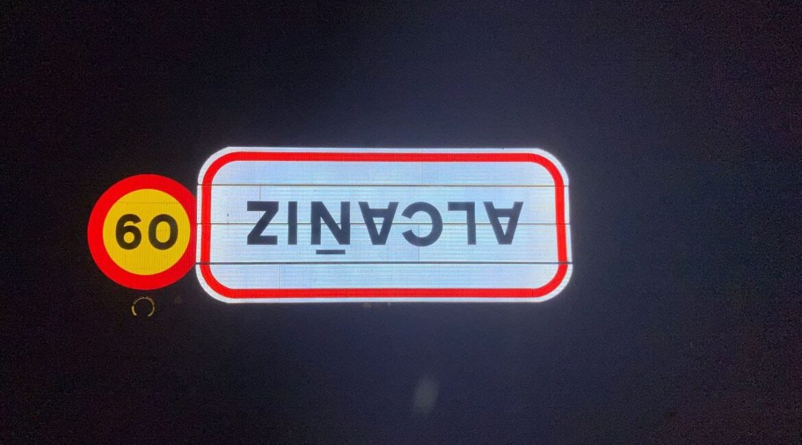 ¿Por qué aparecen señales del revés a la entrada de los municipios por toda España?