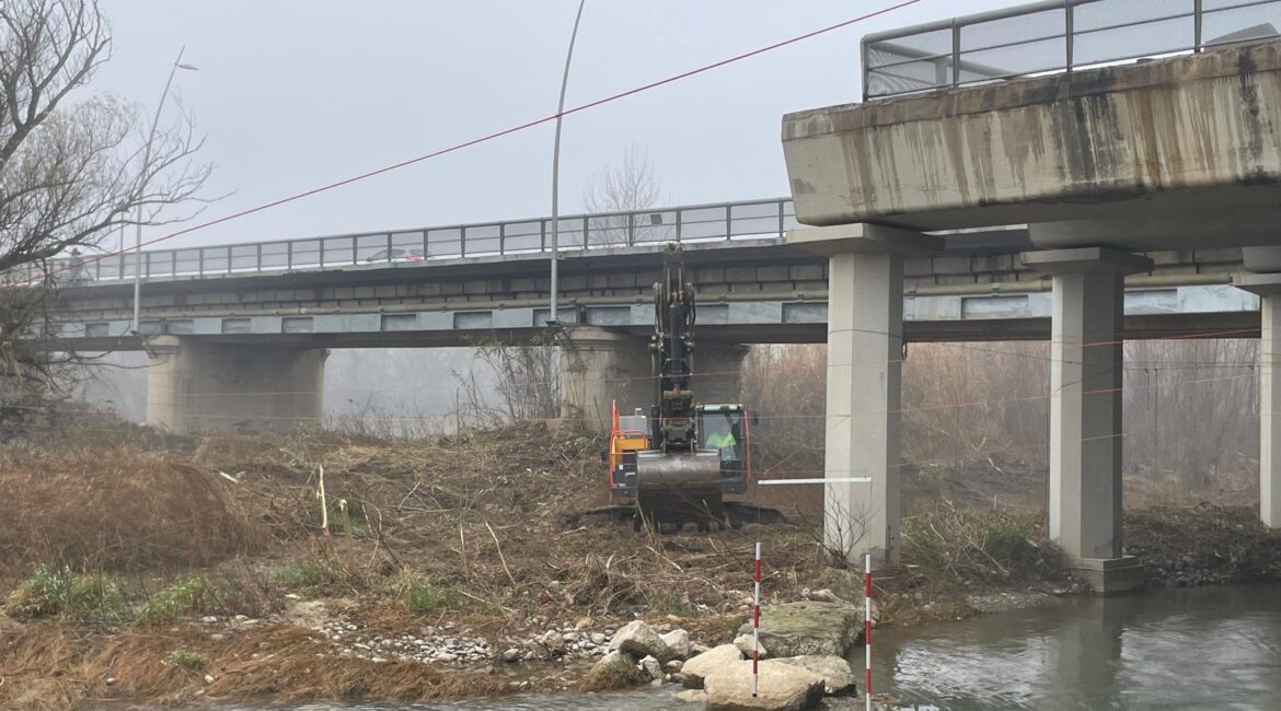 El Ayuntamiento de Fraga elimina la vegetación inerte en las arcadas del Puente Pequeño